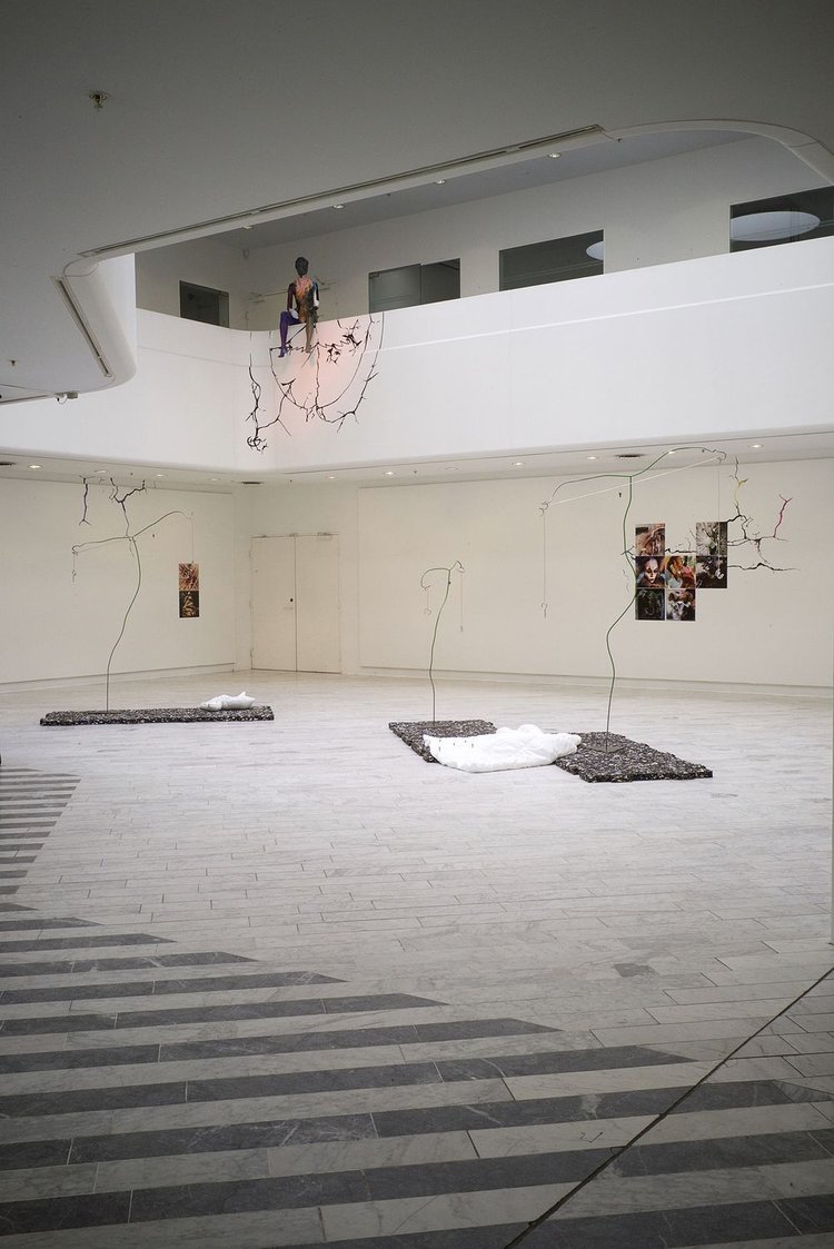 Homme assis statue vue opposée