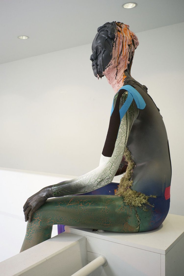 Homme assis statue vue proche