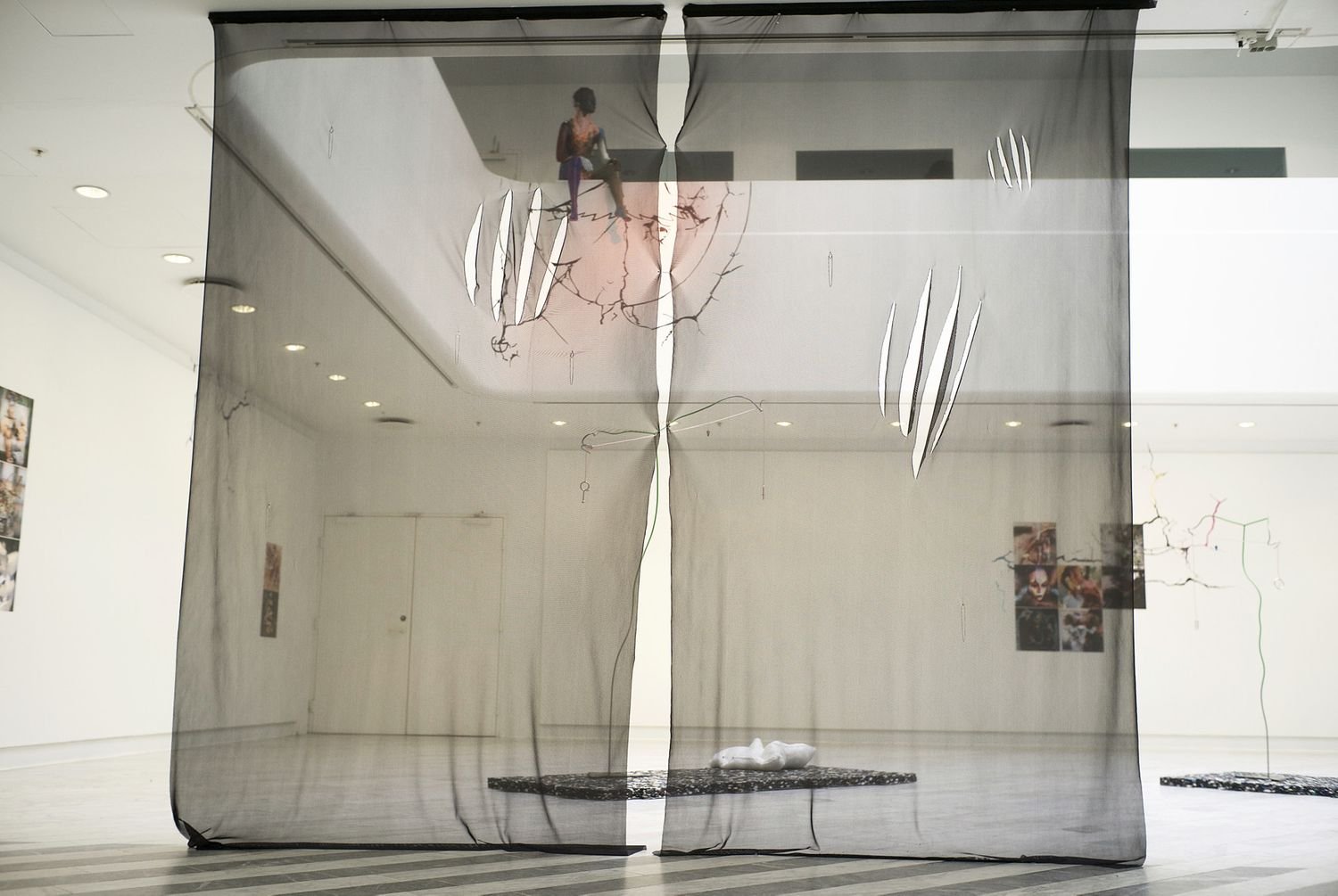 Homme assis statue vue loin