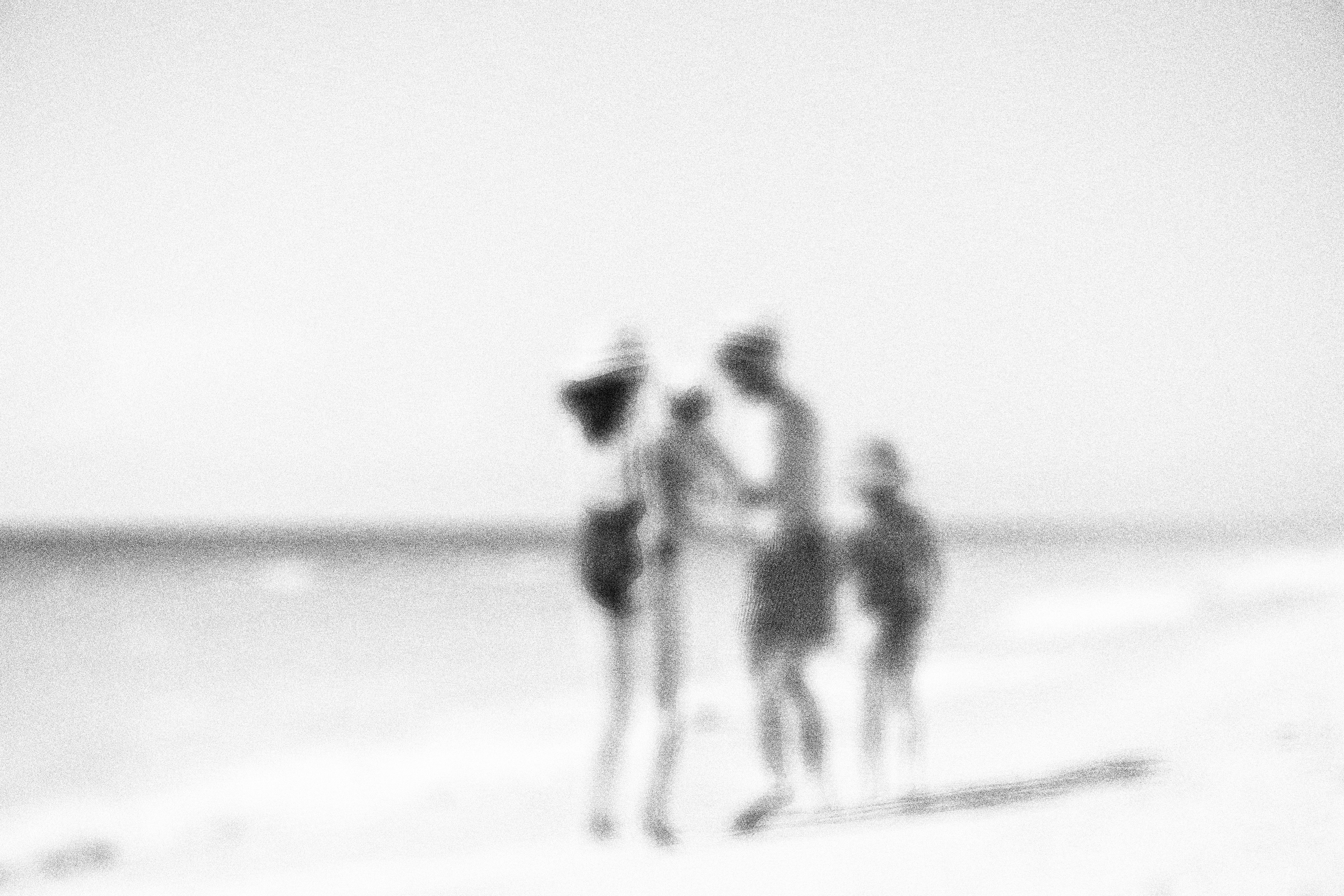 Photo de famille au bord de la mer.